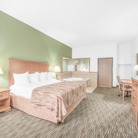 Baymont By Wyndham Pearsall Buitenkant foto