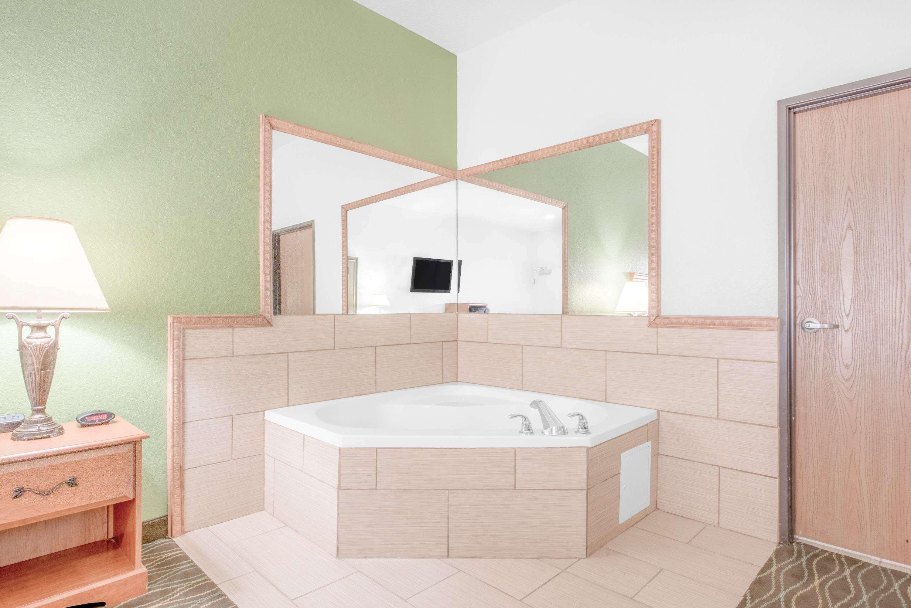 Baymont By Wyndham Pearsall Buitenkant foto