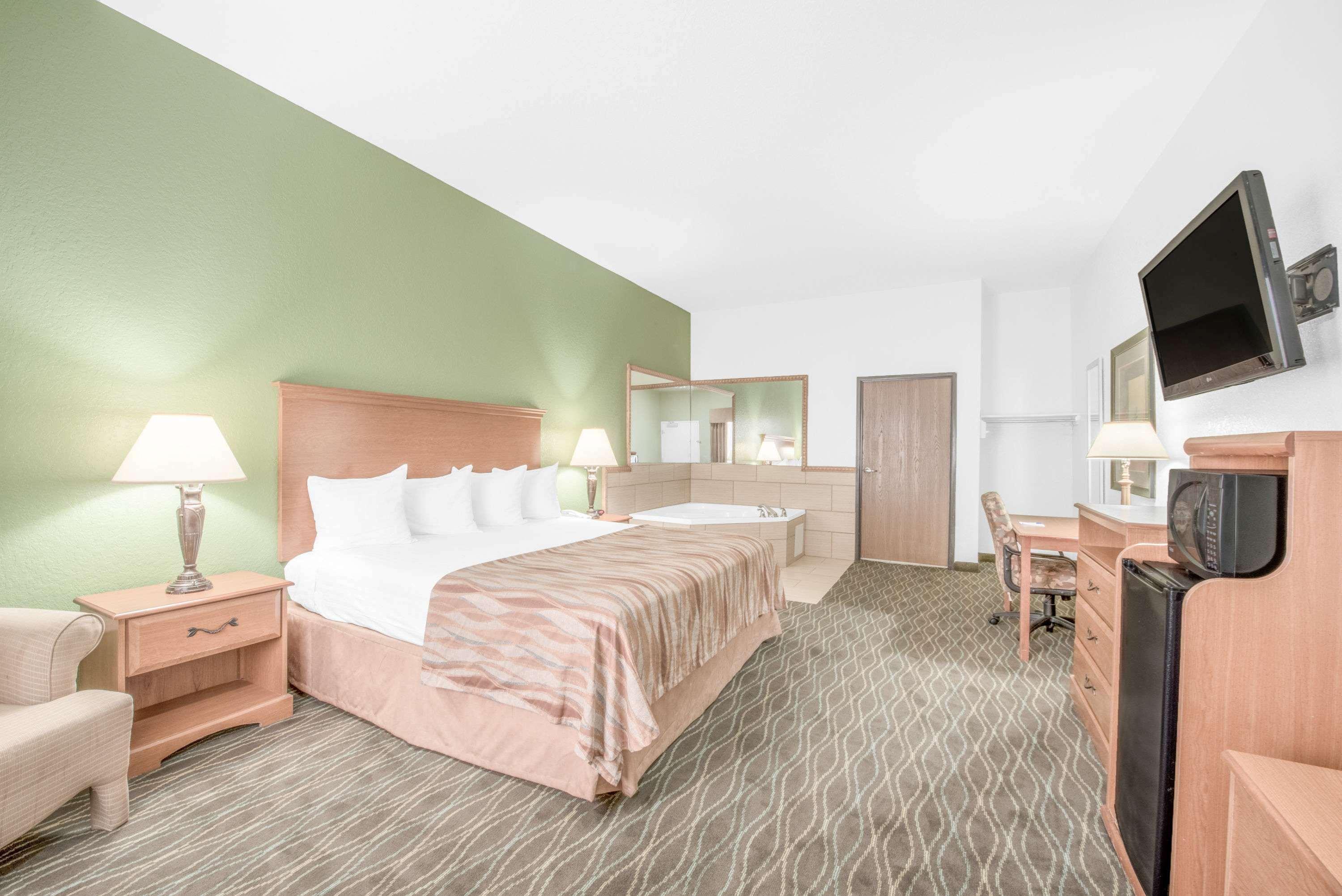 Baymont By Wyndham Pearsall Buitenkant foto