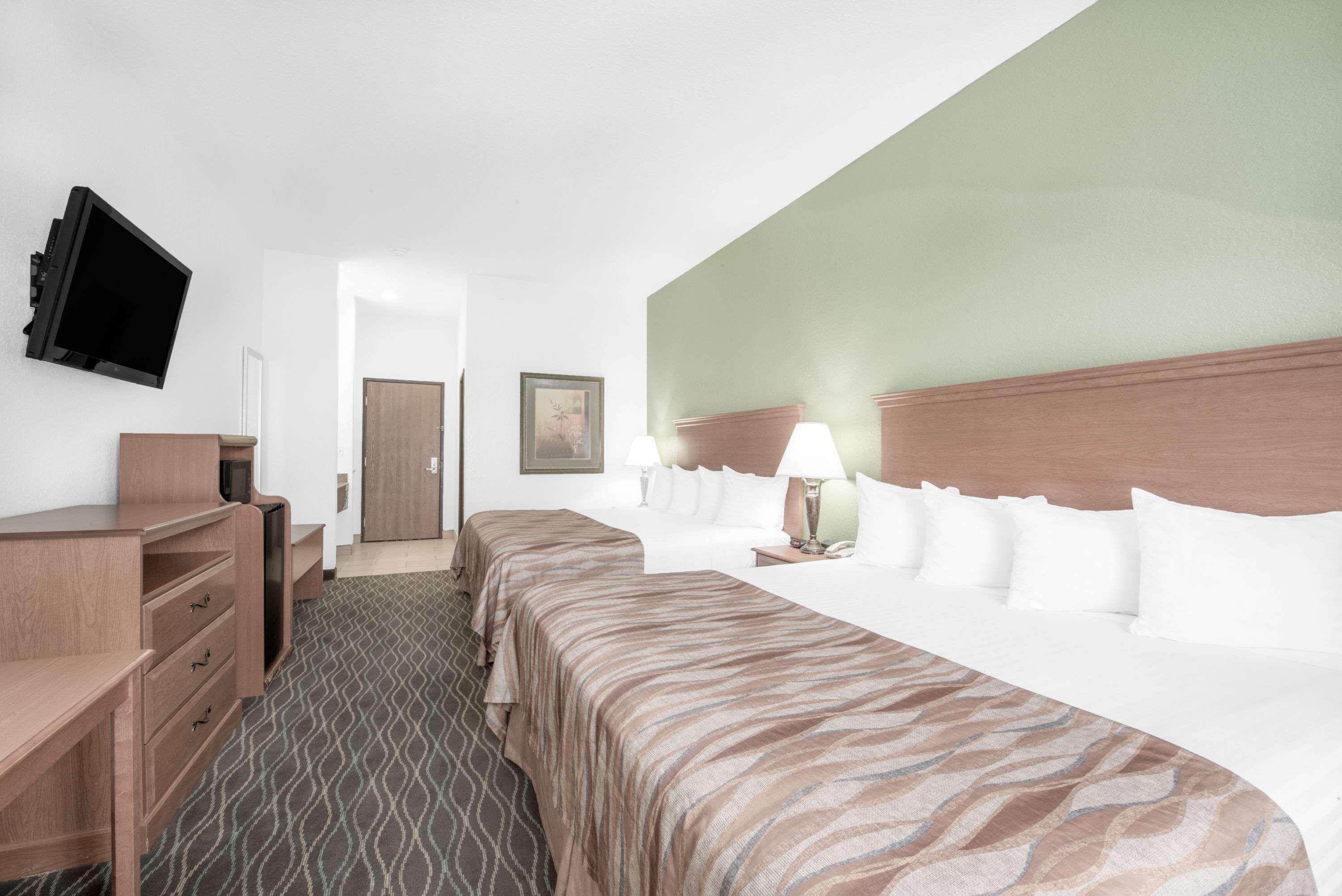 Baymont By Wyndham Pearsall Buitenkant foto