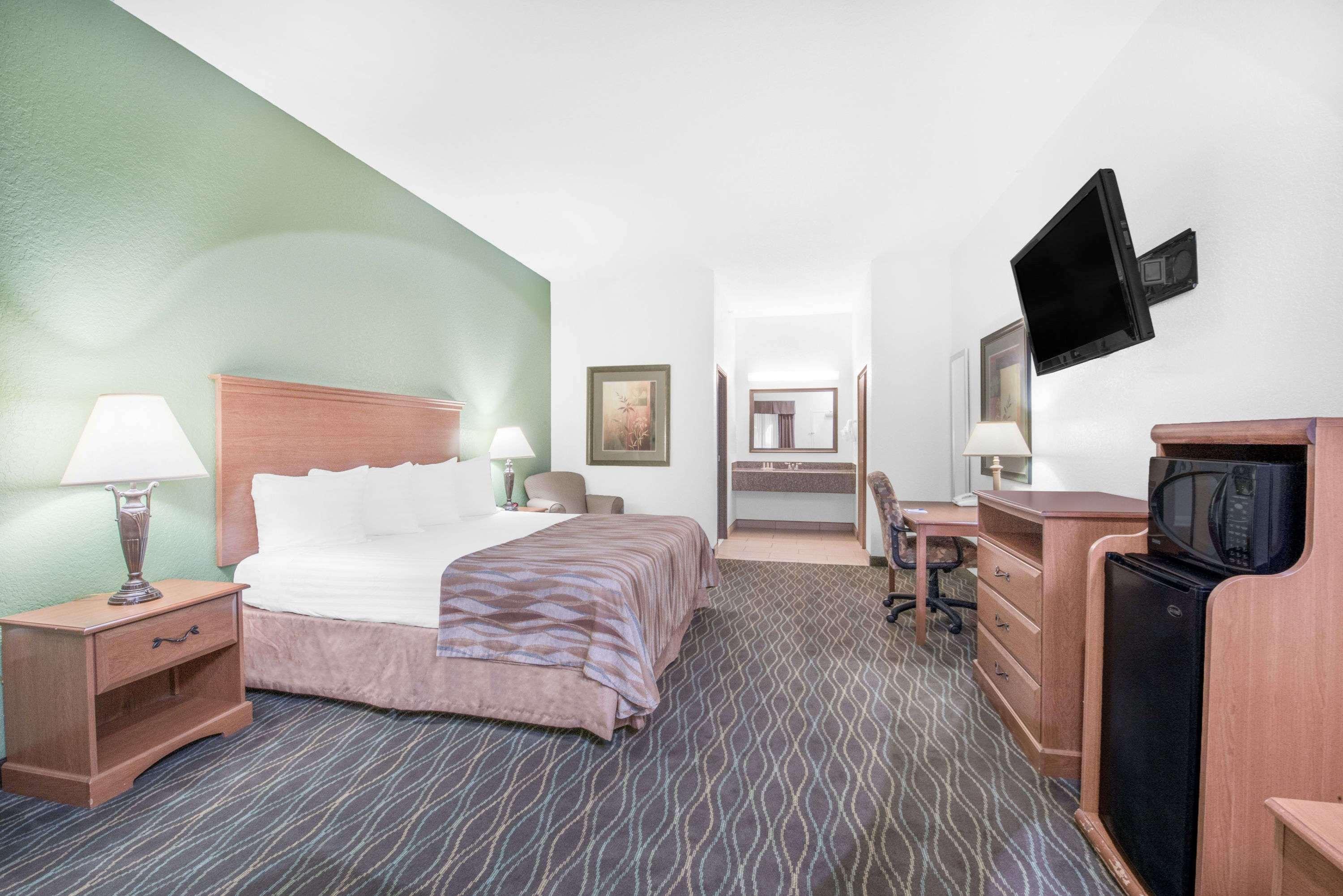 Baymont By Wyndham Pearsall Buitenkant foto