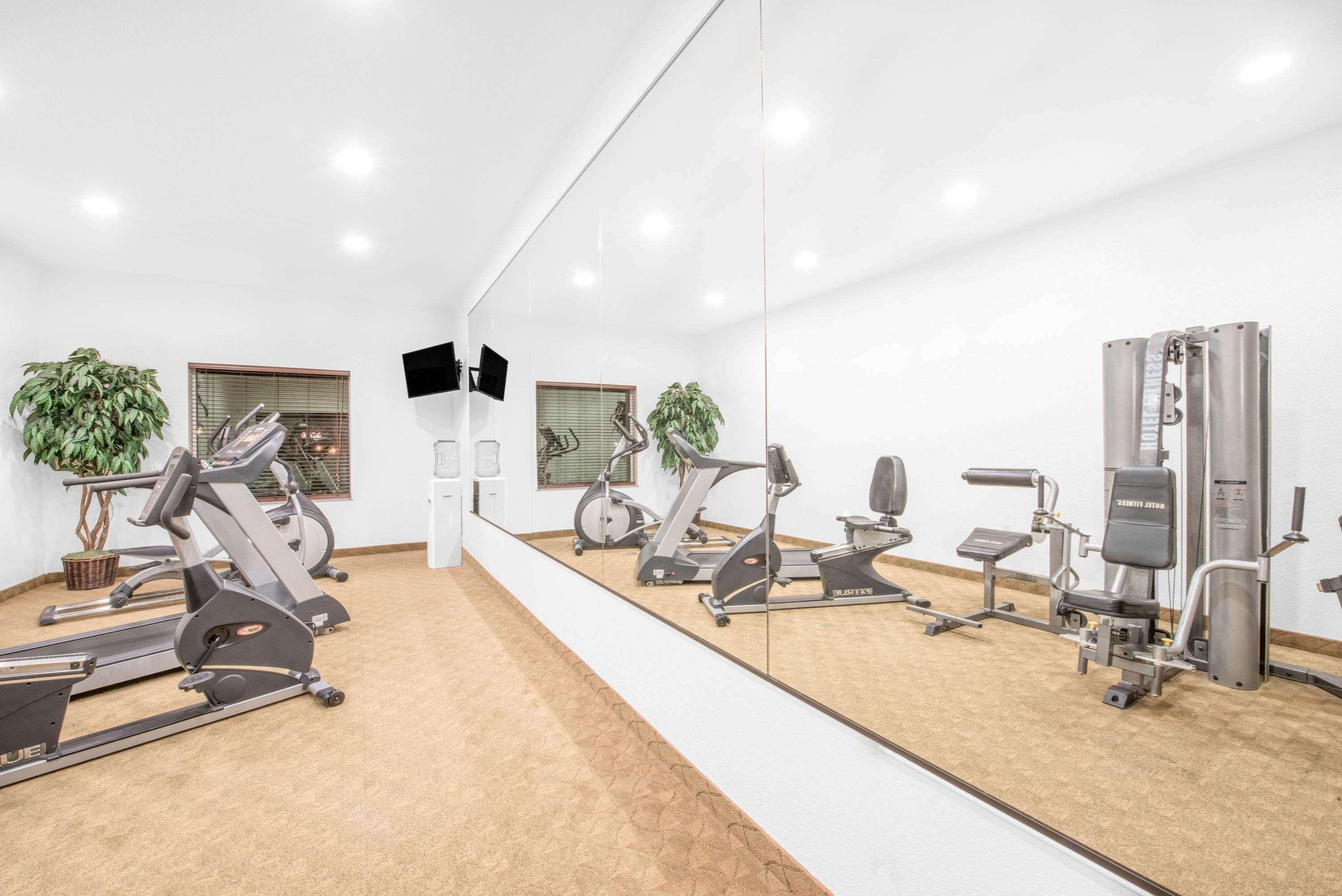 Baymont By Wyndham Pearsall Buitenkant foto