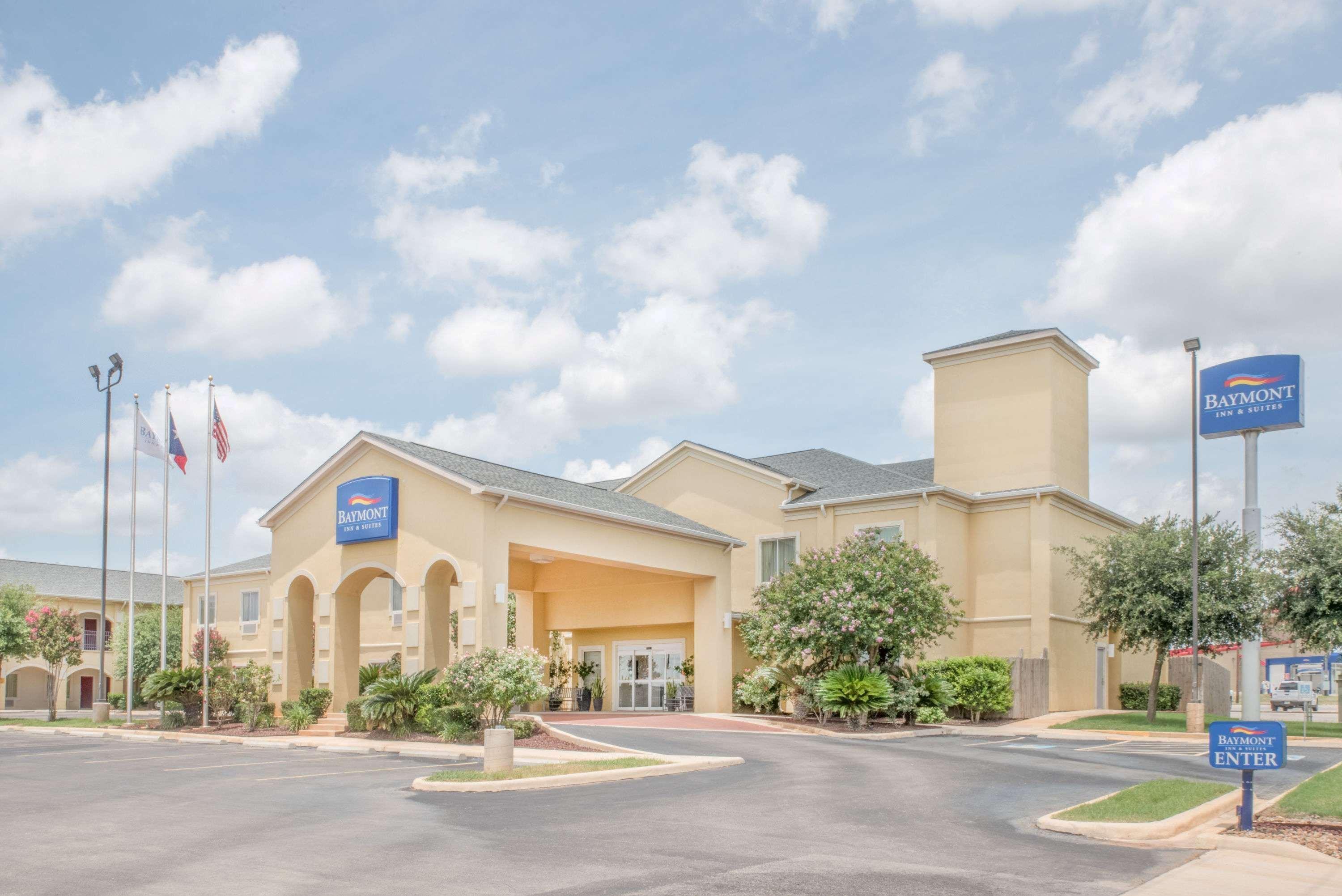 Baymont By Wyndham Pearsall Buitenkant foto