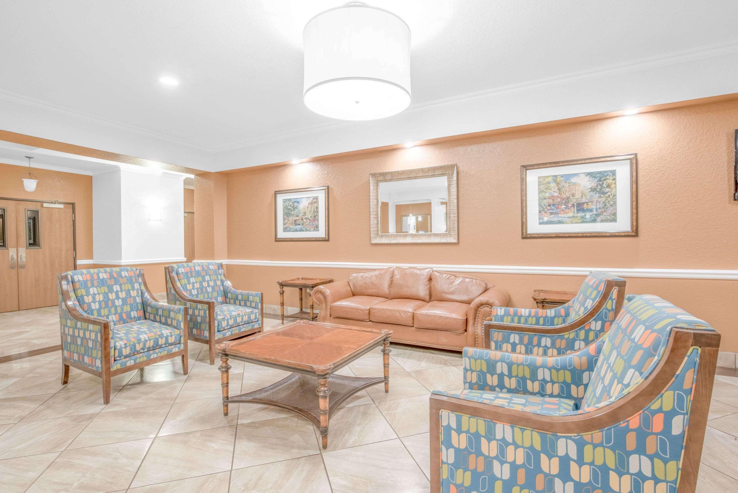 Baymont By Wyndham Pearsall Buitenkant foto
